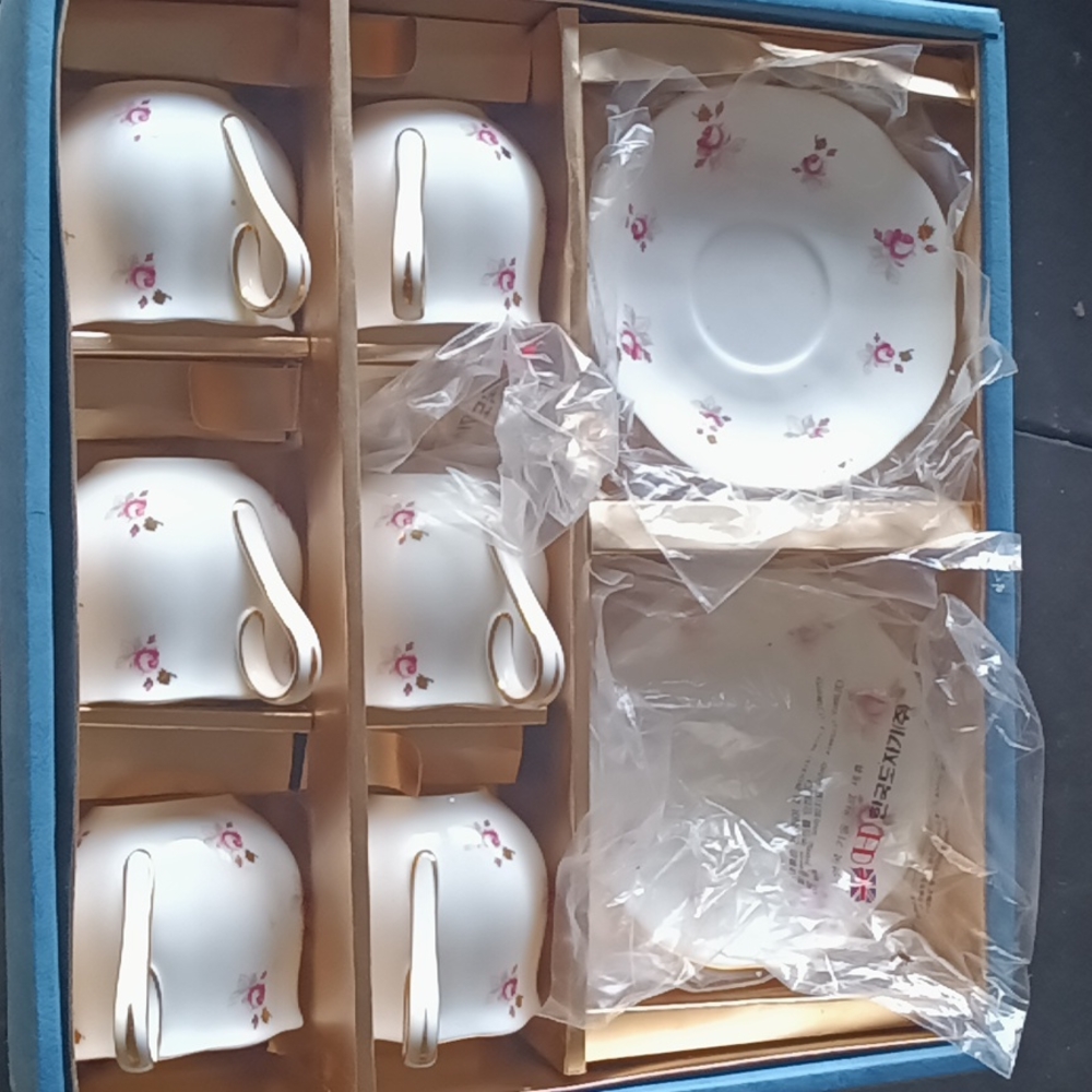 6 tea cup & 6 saucers.